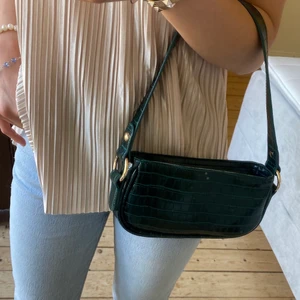 Grön väska  - Säljer denna superfina gröna väska från asos!! Väskan är i mycket bra skick!! Frakt tillkommer, 63kr!! Letar efter snabba affärer!! (Inga oseriösa köpare)💕💕