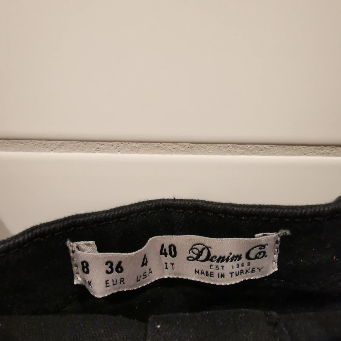 Svart klänning med knappar  - 90