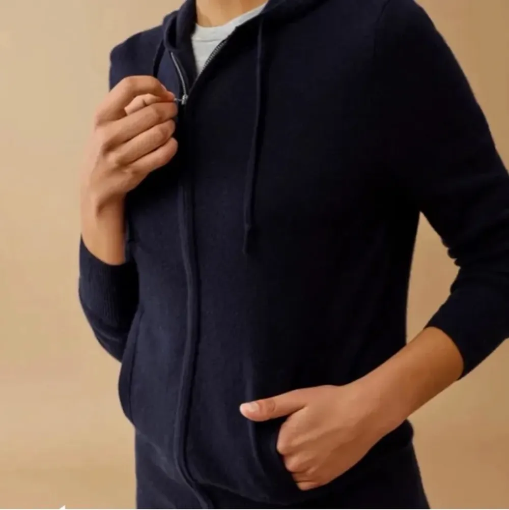 En marinblå kasmir zip up hoodie från Soft goat. Så fin men kommer tyvärr inte till användning, jättefint skick. Slutsåld överallt och köptes för 2095kr.. Tröjor & Koftor.