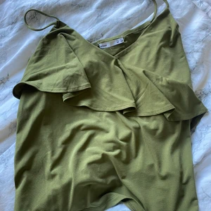 Linne - Jättefint linne som är köpt i Spanien, den är i stolek M men är mindre i storleken, jag är normalt en S. Jättebra skick då den inte är så använd