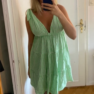 Rutig klänning  - Somrig rutig klänning som tyvärr inte kommer till andvändning. Inköpt på asos men har tyvärr klippt bort lappen. Klänning är i bra skick!