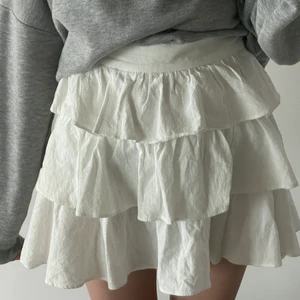 Fin volangkjol 🙌🏽😍 - Superfin och trendig volangkjol ifrån SHEIN😍 säljer den då den inte kommer till användning!🙌🏽💕 den är i jättefint skick och använd ca. 1-2 gånger💖💖 inte alls genomskinlig!!🙌🏽🙌🏽 frakt tillkommer och pris kan diskuteras🌟🌟  ❌BUDGIVNING AVSLUTAS IMORGON OM INGEN BUDAR ÖVER 270 kr❌ OBS: HÖGSTA BUD ÄR 270 kr INTE 300 kr!!! 