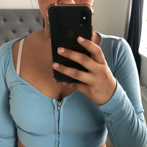 blå - en super fin blå längärmad tröja, använd ett par få gånger säljer för att jag ej använder den längre(köpare står för frakt)❤️