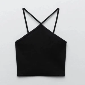 Zara topp - Säljer mitt ursnygga linne från zara som är slutsålt nu, har inte fått någon användning av den så tänker att någon annan kan ta vara på den💗💗 Storlek M men stretchig så passar allt från XS-L! Frakten är 66kr🥳