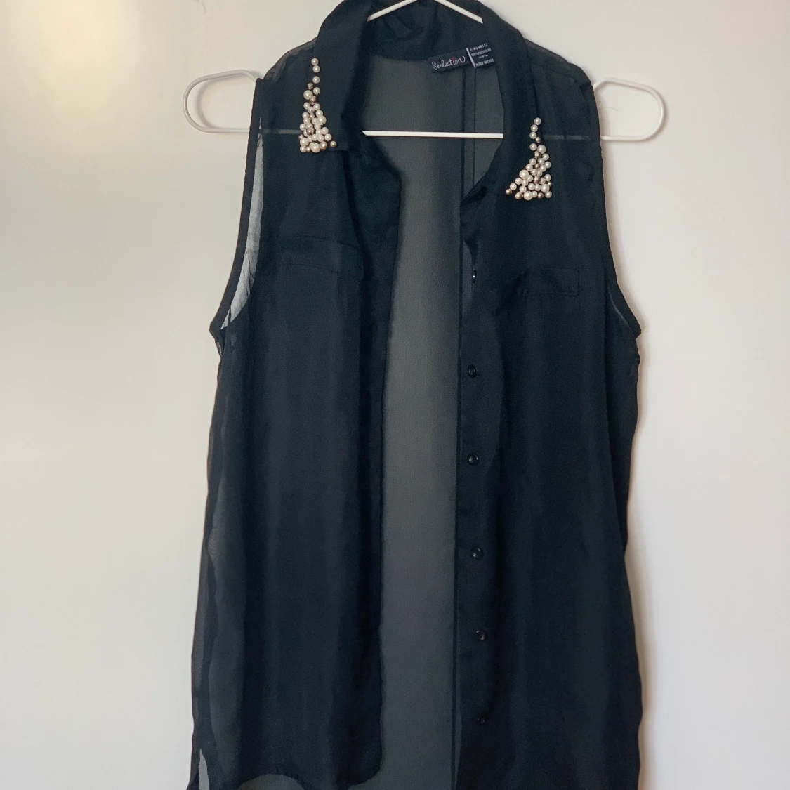 Svart skjorta med pärlor 