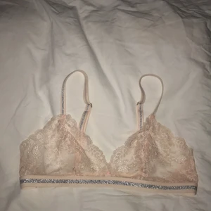 Ljusrosa spetsbralett, hunkemöller, S - Jättefin ljusrosa spetsbralett från hunkemöller i storlek S. Silver glittriga detaljer och endast testad💕