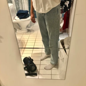 Trendiga ljustvättade slitna baggy jeans från NA-KD stl. 38 - Se ovan