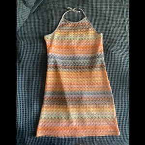 Strandklänning - Strandklänning, påminner om missoni, aldrig använd då den är för liten på mig så skulle säga att den snarare passar en 34/36👌🏻 Knyts runt halsen och är fint öppen i ryggen. HÖGSTA BUD:380kr