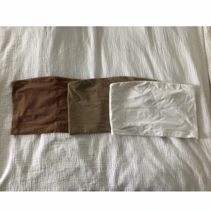 Paket med 3 st bandautoppar - Paketpris! Tre st axelbandslösa/bandeau-toppar i strl S. Sparsamt använda, en topp har prislappen kvar. 