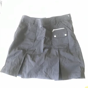 veckad tenniskjol svart - svart veckad tenniskjol i strl 38, skulle dock själv säga att den är en M ungefär! knappt använd :)