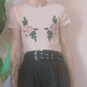 Mesh-topp med broderade blommor  - Superfin mesh-topp med broderade blommor som täcker bröstvårtorna! Storlek S. Säljer pga använder aldrig! 30kr plus frakt!