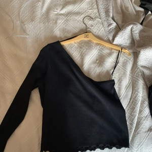 Svart off shoulder - Säljer svart off shoulder från gina tricot, storlek L men beroende på passform passar den allt från S till XL