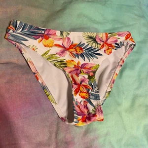 Bikinitrosa blommig - Säljer denna då den är för liten, använd kanske 1-2 ggr. Köparen står för frakt 🥰