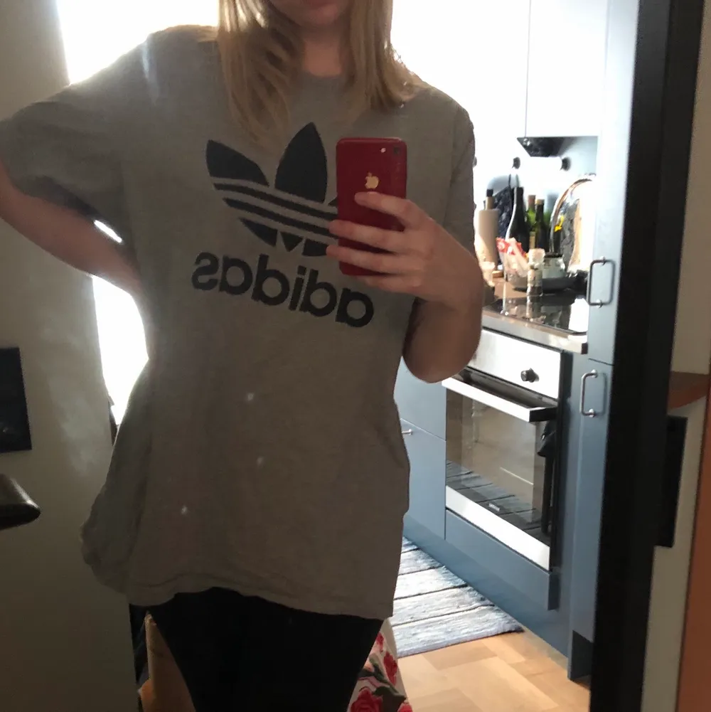 Snygg grå t-shirt från Adidas! Storlek 2XL men passar riktigt bra om man vill ha oversize eller croppa den! Frakt ingår. T-shirts.