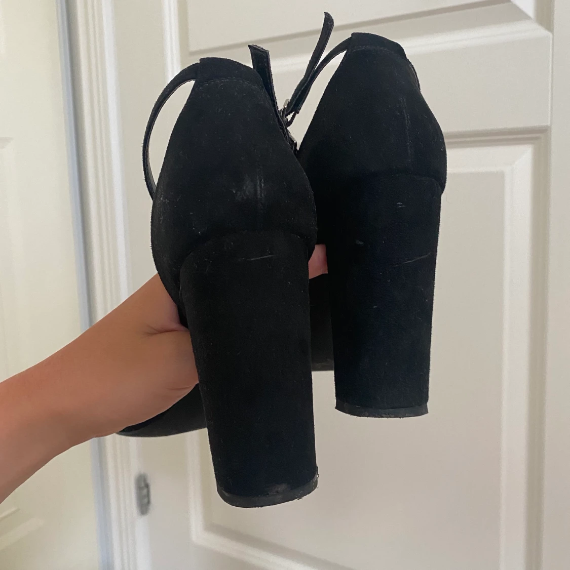 Svarta klackar i suedematerial - 91