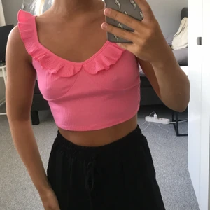 TOPP/ LINNE  - Jätte gulligt och fint linne, fin färg. Använder inte då jag inte tycker jag passar i rosa 