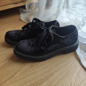 Dr. Martens kopior i sammet - Dr.Martens kopior i svart sammetstyg och sidensnörning. De är i storlek 37. De är i fint skick, sparsamt använda. Köpare står för frakt! Går absolut att förhandla om pris✨