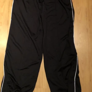 Svart byxor med prislapp  - Joggers material. Oanvänt med prislappen kvar. 