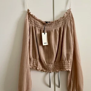 Glittrig topp  - Rosaglittrig topp från bikbok helt ny🌸 storl L men passar även jättebra på en M, lite croppad modell! 30kr+frakt