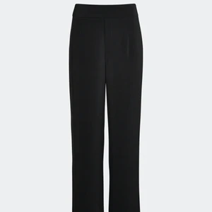 OANVÄND Andrine byxa - BikBok  - Helt oanvända byxor från BikBok i modellen ”Andrine”. Supersnygga men är för små för mig och skickade aldrig tillbaka i tid. Lapparna sitter kvar 🖤 köpta för 299, säljer för halva priset + 48 kr frakt 