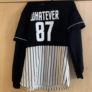 Breezy tjocktröja  - En chris breezy tjocktröja i storlek Xl men passar M och L då den är lite liten i storleken, lite lång passform men helt felfri,