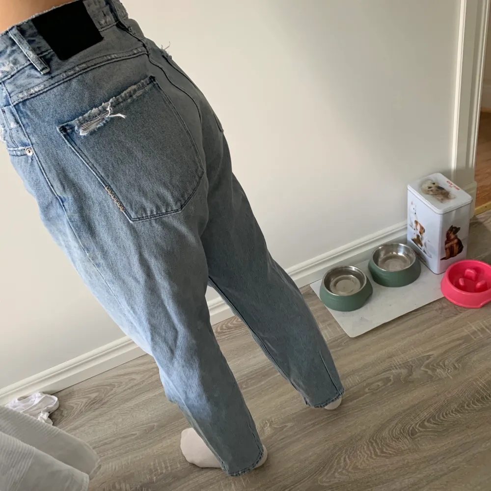 Supersnygga jeans som tyvärr blivit för stora för mig. Dom är i storlek m/38. Väldigt bekväma och snygga med raka ben. Jag är 175 cm lång❤️. Jeans & Byxor.