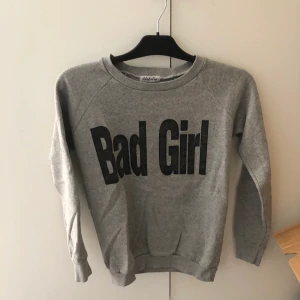 Grå tröja - Grå tröja i tjockare material i fint skick