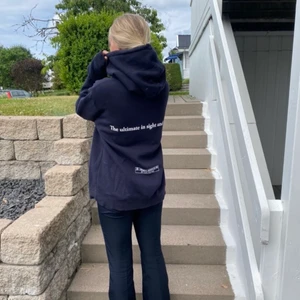 Blå hoddie strl XL - Säljer denna blåa hoddie från hm’s Disney kollektion. Använd ett fåtal gånger och köptes i vintras för 300kr. Säljs nu för 150kr inklusive frakt.