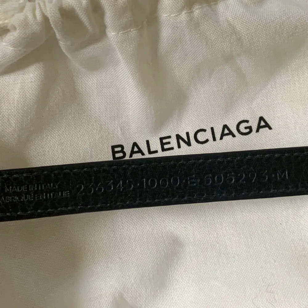 Säljer mitt fina Balenciaga armband som är i jättebra skick. Storlek M (justerbart så passar de flesta). Köpt på Nathalie Schuterman för ett par år sedan. Kommer med dustbag + box, självklart äkta 💕 buda från 700 eller köp direkt för 1000 🌸. Accessoarer.