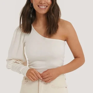 One-shoulder topp från NAKD  - Jättefin topp från nakd som jag säljer då jag bara fått användning av den en gång 🥰 betalning sker via swish 