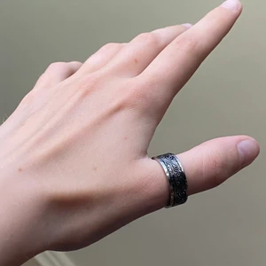 Grunge ring - En fin ring, kommer ej till användning då den är en aning för stor för mig. Diametern är 19 mm, alltså storlek M. Frakt är 12 kr!