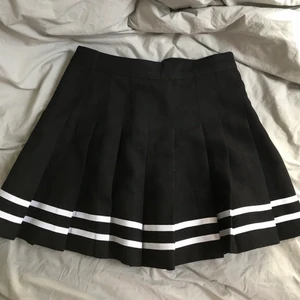 Kjol  - Söt rafflad kjol i gott skick! Säljer för är förl liten för mig😫 