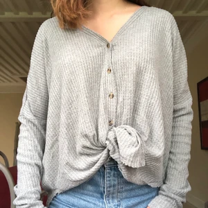 Urban outfitters tröja - Grå mysig tröja från urban outfitters 💞