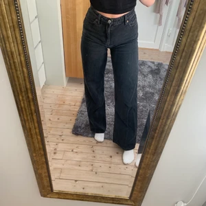 Jeans från Monki, Yoko - Grå/svarta jeans från Monki i modellen Yoko, storlek 27. Sparsamt använda och därav inga skador.