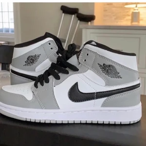 Jordans - Ett par jättefina skor som jag tyvärr inte använder så mycket pga storleken det är storlek 38 och har 39/40. Använda 2-3 gånger få jätte fina i skicket inte 100% släcker på om de är äkta för köpte de här på Plick men tjejen ja köpte de av sa att de var de. Skicka för mer bilder eller info.