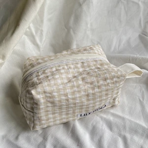 Necessär - Mindre necessär i modellen VIOLA med gingham mönster 🥰 guldig detalj vid blixtlåset och vitt innertyg ✨ kika in min instagram @lily_isola