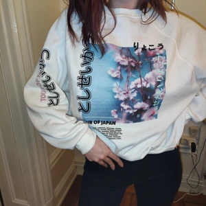 Sjuk overzizede tröja med japanskt tryck - Superfint japanskt mönster passar allaa 💙💙💟pris e alltid diskuterbart och skriv för fler bilder eller om du undrar något💙💙💟💟