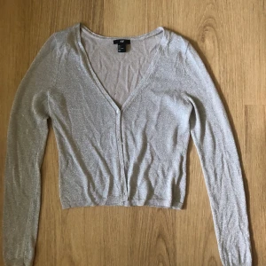 Kofta  - Silver glittrig kofta i från hm ❤️🤩