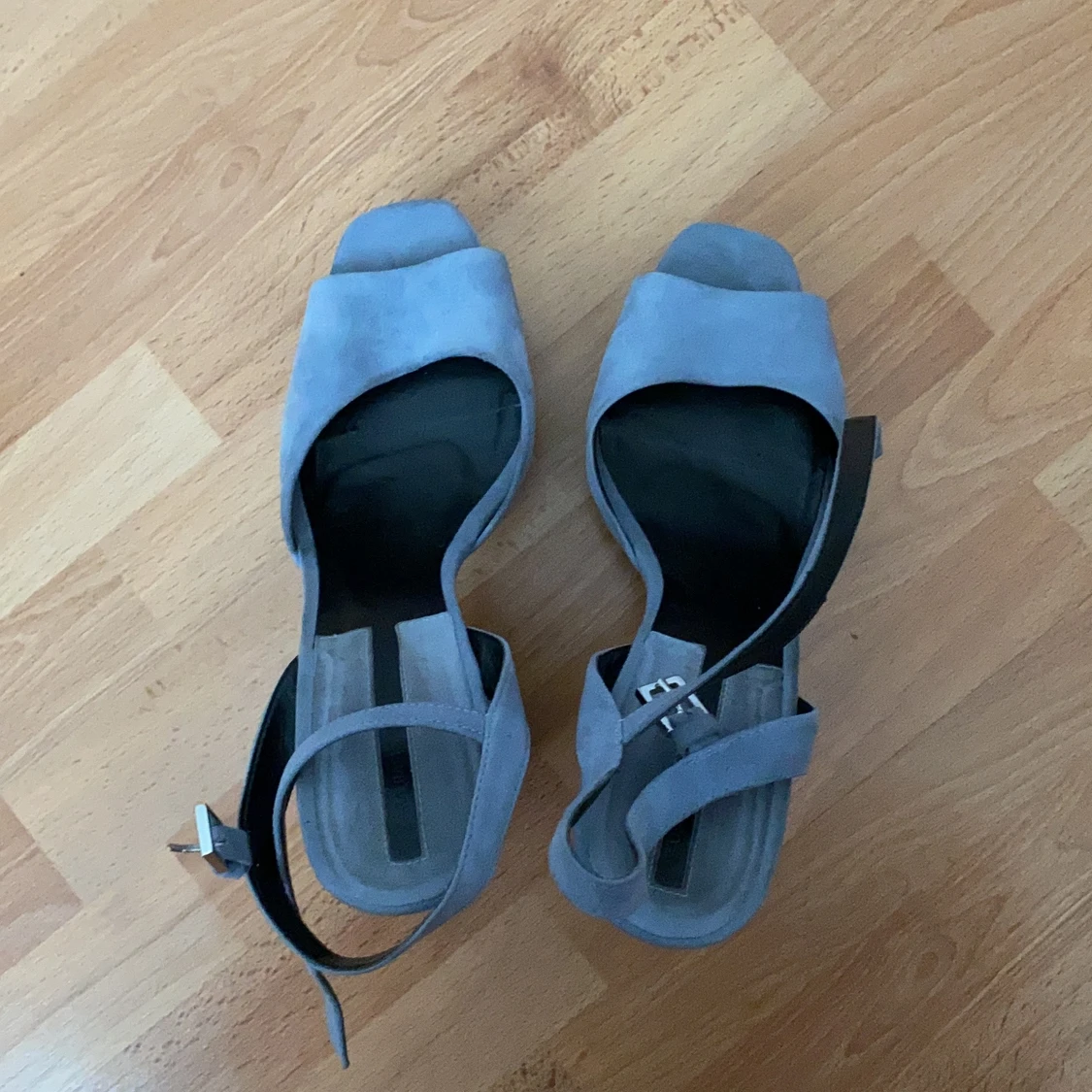 Högklackadeskor med platå  - 90