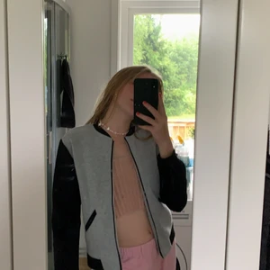 : - Fin colledge tröja säljer då den är lite liten . Den är endast testad💕🌸🍄