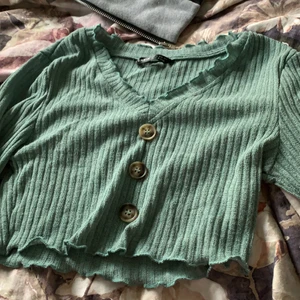 Topp - Söt topp från shein. Säljer då den inte riktigt kommer till andvändning🌳🍄🍄 med fin sage grön topp