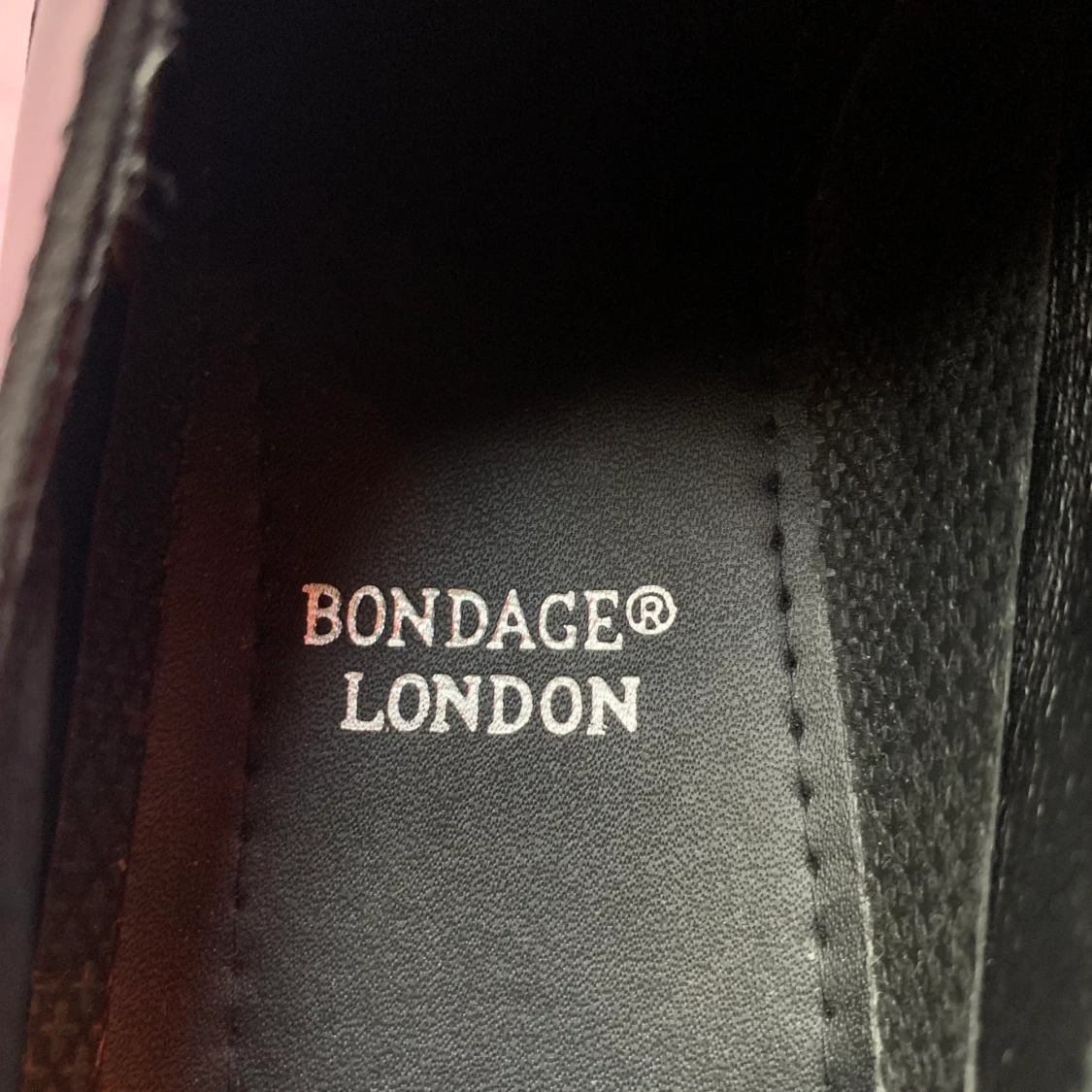 SVARTA CHUNKY DRÖMKÄNGOR MED STÅLHÄTTA, strl 38, äkta skinn/läder. - 91