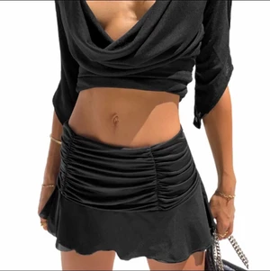 svart kjol - kort, snygg och svart kjol som jag beställt men som tyvärr inte satt så bra på mig. Beställde i storleken S men skulle säga att den är XS/S. Annars jätte fin! Kan mötas upp i stockholm eller frakta. Har även behövt betala tull för den men de slipper du om du köper av mig <3 (säljer även en likadan vit)