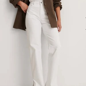 Jeans från nakd med slits - Endast använda 1 gång, säljer då de va för stora för mig, lappar finns kvar! Storlek 40 men passar en 38 också, slits vid hälarna 