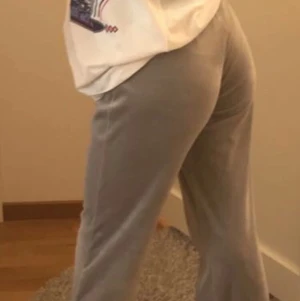 Gråa mjukis från Gina  - Säljer mina ljusgråa byxor från Ginatricot för att jag har för många mjukis! Jättefin passform. Stl Xs/34 Nypris: 229 kr, säljer nu för 160. Råkat måla med bläck på ena benet men de är inget som syns på långt håll💕💕100kr+ frakt