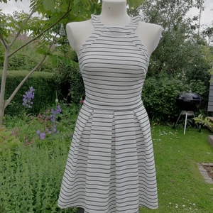 Randig klänning  - Snygg randig klänning med halvt öppen rygg och dragkedja. Använd ett fåtal gånger och är i nyskick. Fler bilder kan skickas privat ☺️ Storlek XS men skulle säga att den passar till S också. Köparen står för frakten. 