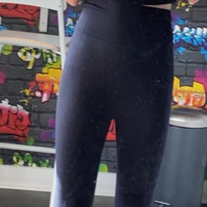 Tränings byxor storlek XS - använt endast 1 gång o i nu skick ,bra i storleken ,sitter tajt o får din kropp att se snygg ut! 💕