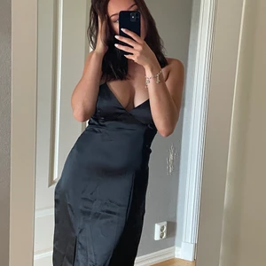 Svart klänning  - HELT NY! Fina klänning att ha dill fest, bal eller utekväll🖤 prislappkvar aldrig, använd! Från Nelly