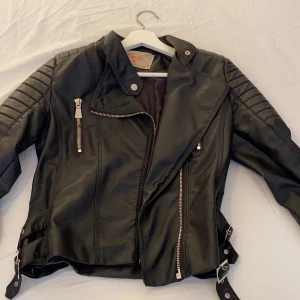 Skinnjacka  - En skinnjacka från chiquelle i st 38, denna jacka är i väldigt bra Skick, denna jacka har kommit till användningen men den är som ny, jag säljer den pågrund av att ja har andra Jackor som ja använder redan:) 