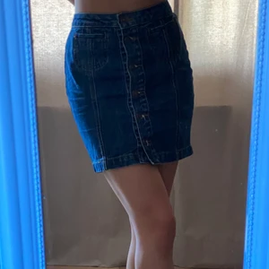 Jeanskjol - Tight jeanskjol. Knäpps på framsidan. Jag på bilden är 168 cm lång.